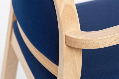 Die Rückseite der Rückenlehne ist gepolstert