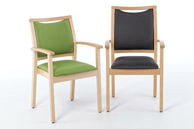 Der Stuhl ist mit höheren oder tieferen Rückenlehnen verfügbar