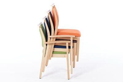 Das Holz gibt jedem Stuhl ein eigenes Design