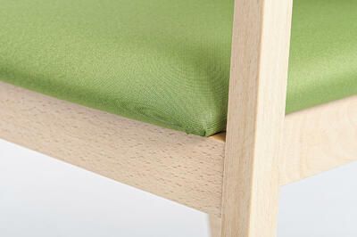 Die Sitzfläche ist ohne erkennbare Naht am Holz befestigt