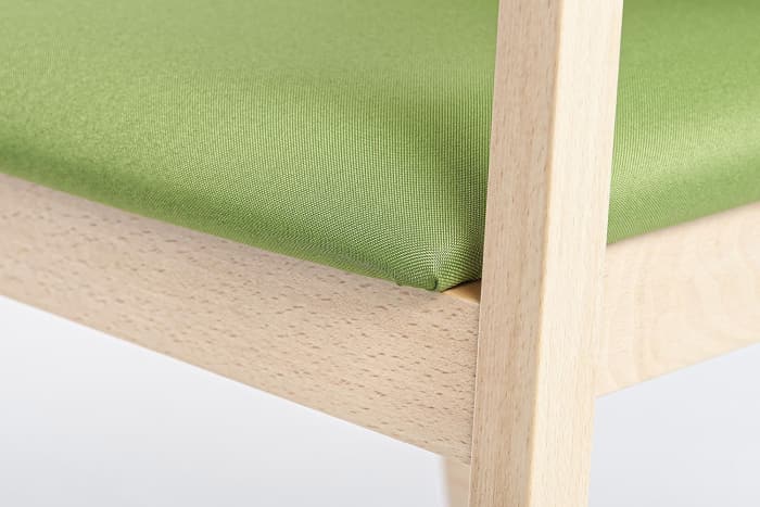 Die Sitzfläche ist ohne erkennbare Naht am Holz befestigt