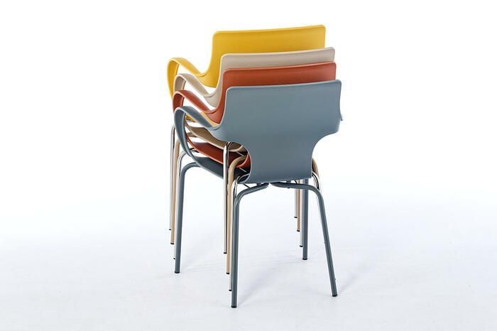 Die Stuhllehnen sind farbig dem Stuhl angepasst