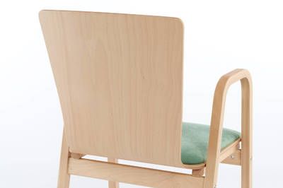 Durchdachte Holzstühle mit Armlehnen