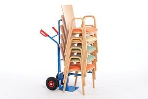 Mit der Stuhlkarre lassen sich die Stapelstühle Sydney AL SP schnell transportieren Mit der Stuhlkarre lassen sich die Stapelstühle Sydney AL SP schnell transportieren