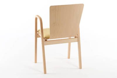 Durchdachte designte Holzschalenstühle mit Armlehnen