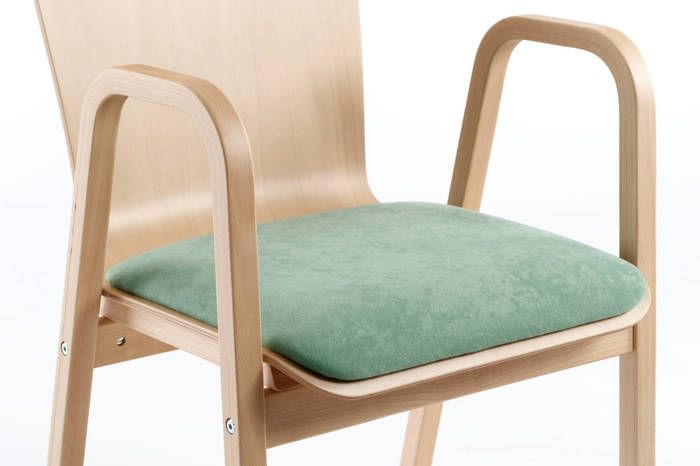 Das Holzgestell und die farbige Sitzfläche ergeben ein interssantes Design