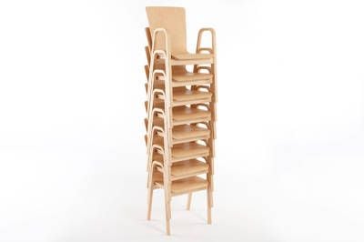 Günstige stapelbare Holzstühle