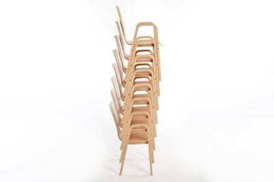 Unser massiver Holzschalenstuhl Sydney AL lässt sich auf kleinstem Raum stapeln