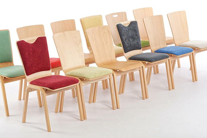 Die Holzstühle der Modellfamilie Sydney können überall gestellt werden