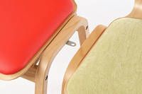 Die Stühle können mit Hilfe des Metalldübelverbinders auch direkt aneinander verbunden werden
