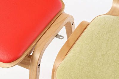 Die Stühle können mit Hilfe des Metalldübelverbinders auch direkt aneinander verbunden werden
