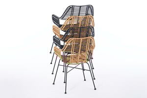 Bei Nichtgebrauch können die Armlehnenstühle aus PE Rattan gestapelt werden Bei Nichtgebrauch können die Armlehnenstühle aus PE Rattan gestapelt werden