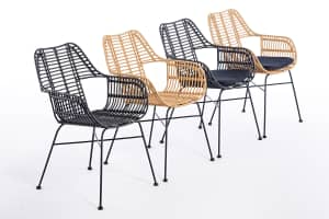 Die Armlehnenstühle aus PE Rattan können kombiniert werden