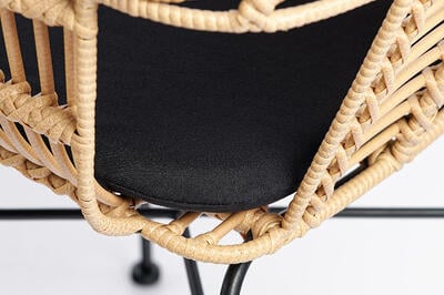 Das Sitzkissen ist der Sitzfläche angepasst