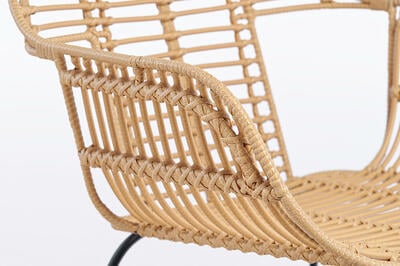 Die moderne und stabile Verarbeitung der Rattanstühle mit Armlehne
