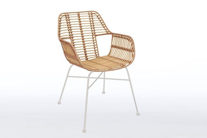 In beige ist der PE Rattan Armlehnenstuhl auch mit weißem Gestell zu bekommen