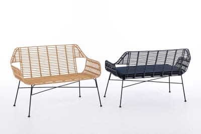 Schöne sommerliche Rattanbänke für ein gehobenes Ambiente