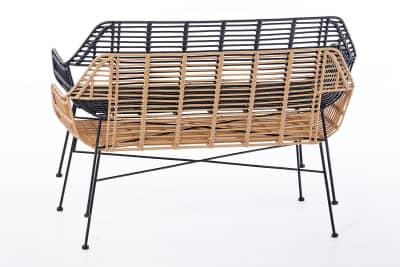 Schöne sommerliche Rattanbänke für ein gehobenes Ambiente