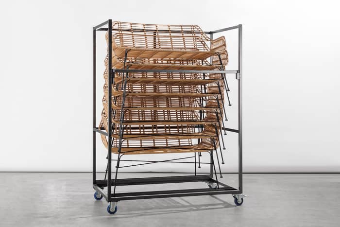 Die Bänke Sylt können mühelos auf einem Transportwagen gestapelt werden