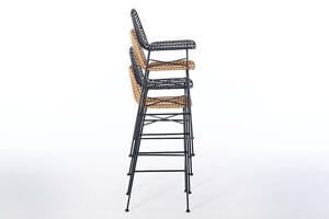 Auf kleinem Raum können die PE Rattan Barhocker gelagert werden