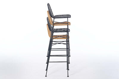 Auf kleinem Raum können die PE Rattan Barhocker gelagert werden