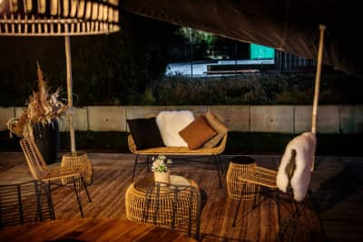 Die Rattanstühle und Bänke der Sylt Serie sorgen für ein gemütliches Ambiente