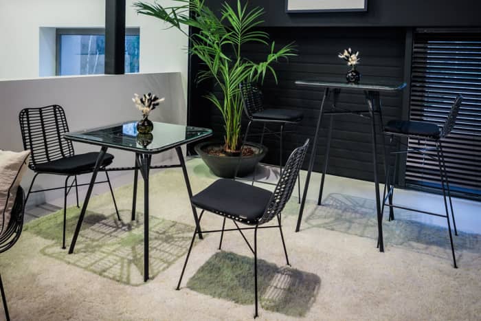 Auch in schwarzem PE Rattan sind unsere Stühle Hocker und Bänke erhältlich