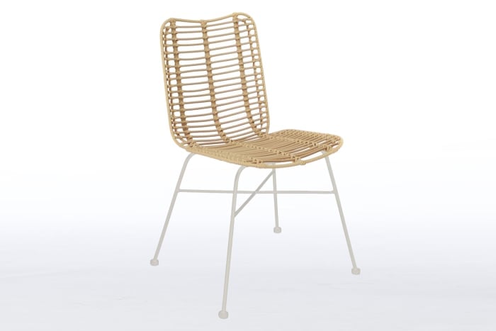 Die beigen Rattanstühle sind auch mit weißem Gestell erhältlich