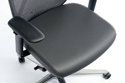 Die breite Sitzfläche des Tansania lädt zu einem bequemen Sitzen ein