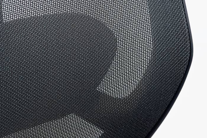 Die hohe Netzrückenlehne ist sehr ergonomisch