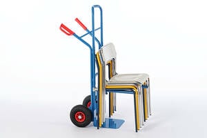 Mithilfe der Stuhltransportkarre lassen sich die Stühle einfach transportieren Mithilfe der Stuhltransportkarre lassen sich die Stühle einfach transportieren