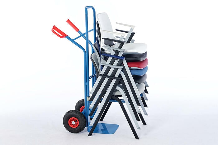 Durch die Stuhltransportkarre können alle Stühle transportiert werden