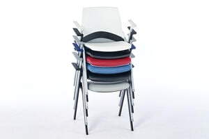 Der Klappstuhl ist ausgeklappt auch stapelbar Der Klappstuhl ist ausgeklappt auch stapelbar