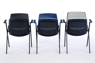 Die stabilen Sitzflächen können hochgeklappt werden