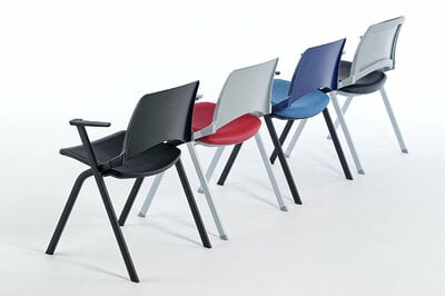 Feste farbige Stuhlreihen können gestellt werden