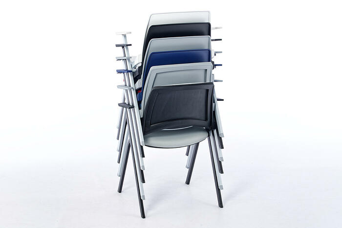 Dank des stabilen Gestells können viele Stühle gestapelt werden