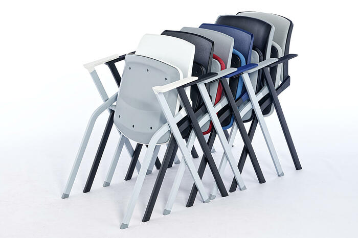 Dicht zusammengestellt können die Toledo Stühle ineinander geschoben werden