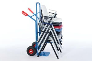 Dank des praktischen Stuhltransportwagens können die Stühle transportiert werden