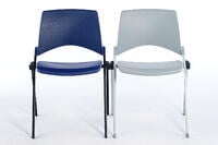 Mithilfe der optionalen Integrierten Reihenverbinder können die Stühle zusammen befestigt werden