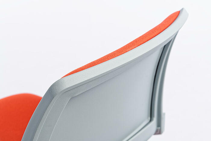 Die Leicht gebogene Rückenlehne ist sehr ergonomisch