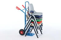 Mithilfe der Stuhltransportkarre können die gestapelten Stühle transportiert werden
