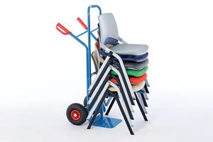Mithilfe der Stuhltransportkarre können die gestapelten Stühle transportiert werden Mithilfe der Stuhltransportkarre können die gestapelten Stühle transportiert werden
