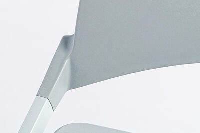 Die Rückenlehne des Kunststoffstuhls ist hochwertig mit dem Gestell kombiniert