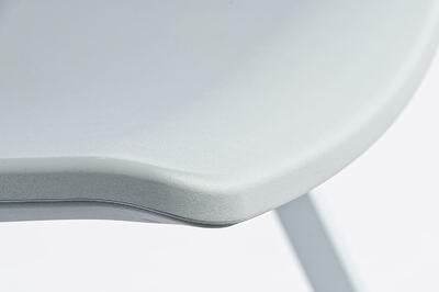 Eine leicht gebogene Sitzfläche hilft bei der Ergonomie des Stuhls