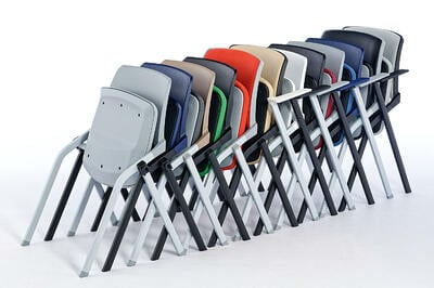 Horizontal können unsere Toldeo Stühle auf platzsparend gelagert werden