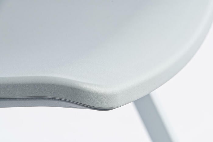 Eine leicht gebogene Sitzfläche hilft bei der Ergonomie des Stuhls