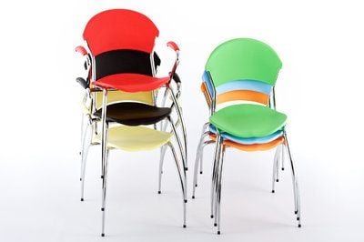 Die Toronto-Stühle sind in verschiedensten modischen Farben erhältlich und lassen sich somit perfekt auf Ihren Anspruch abstimmen