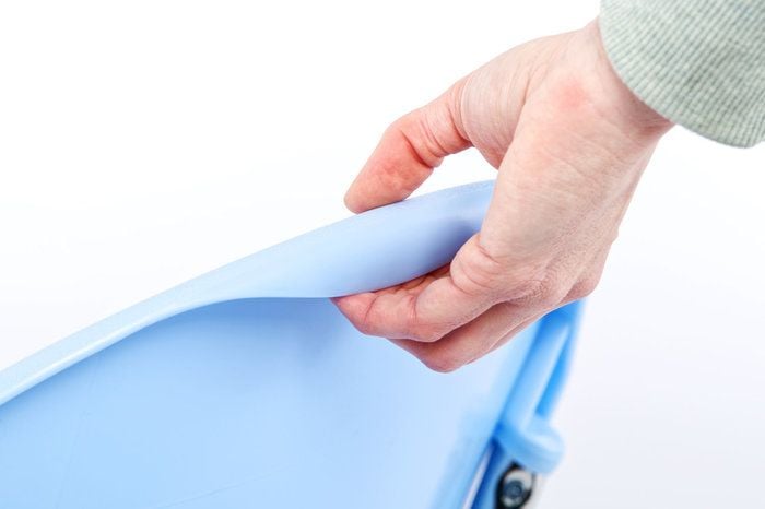 Der praktische Griff an der Rückenlehne dieser Stapelstühle erlaubt ein problemloses auf- und verstellen der Stühle