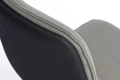 Die Rückseite der Lehne kann in einer anderen Farbe gewählt werden
