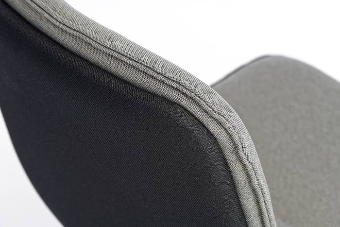 Die Rückseite der Rückenlehne kann in einer anderen Farbe gewählt werden